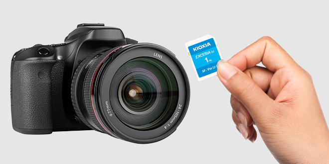 将EXCERIA G2 SD存储卡放在数码单反相机前面