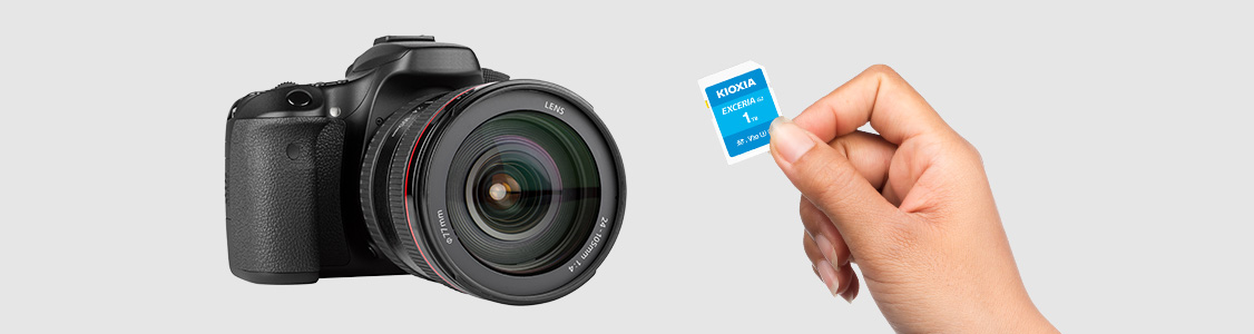 将EXCERIA G2 SD存储卡放在数码单反相机前面